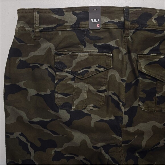 NWT Torrid Camo Capris Pants 22 Womens Green Camouflage New Utility Gorp Grunge - Picture 6 of 11